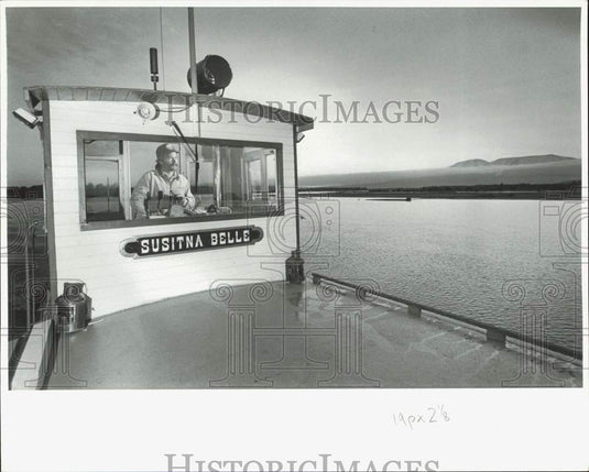 1986 Press Photo Tom at the paddlewheel of the "Susitna Belle," Skwentna, Alaska- Historic Images