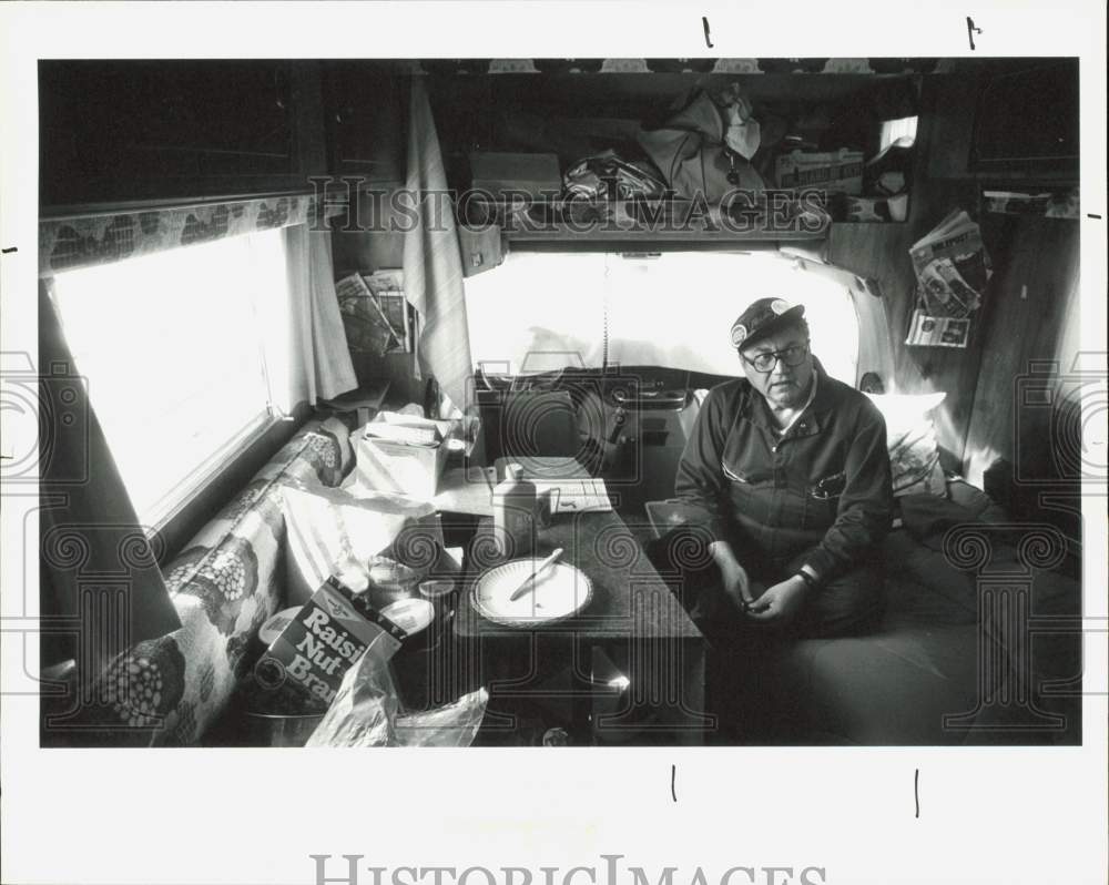 1987 Press Photo Pete Green Sitting in Motorhome Which He Lives In, Palmer, AK- Historic Images