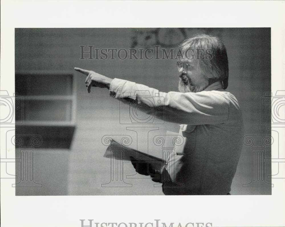 1992 Press Photo Kevin Seckel Directs Play at Alaska Children&#39;s Services Campus- Historic Images