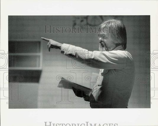 1992 Press Photo Kevin Seckel Directs Play at Alaska Children's Services Campus- Historic Images