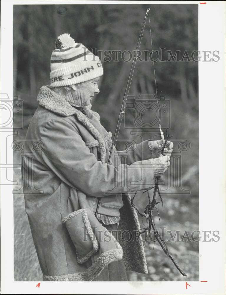 1985 Press Photo Evelyn Bellamy Fishing for King Salmon in Anchorage, Alaska- Historic Images