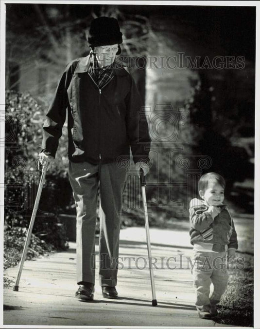1982 Press Photo Wiley Stoker walks in front of his house with grandson Justin- Historic Images
