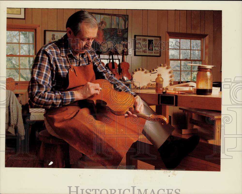 1992 Press Photo John Sipe varnishes a violin at his workshop on Providence Road- Historic Images