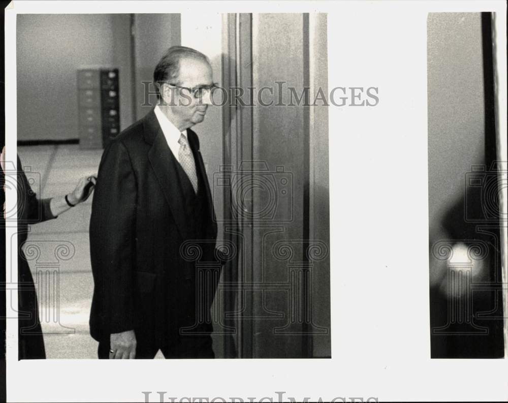 1987 Press Photo Doctor Basil Delta enters room at Education Center - lrb15122- Historic Images