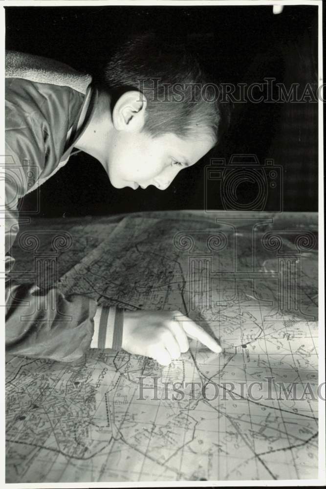 1988 Press Photo Student Jack Parrish looking at pupil rassignment map, NC- Historic Images