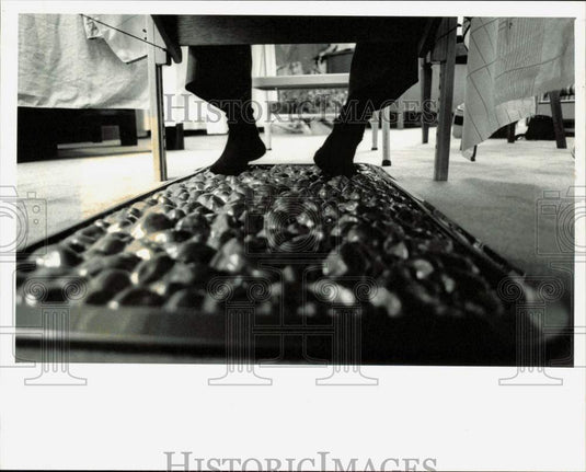 1989 Press Photo Reflexologist Franklin Novak Using Flexo-Fit Mat on His Feet- Historic Images