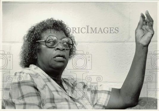1985 Press Photo Lutitia Hall of Earle Village Association speaks at her home- Historic Images