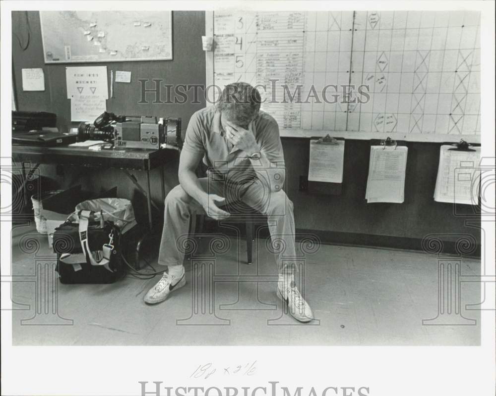 1986 Press Photo Channel 13 photographer Greg Lytle at Air Guard center, Panama- Historic Images