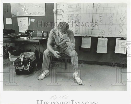 1986 Press Photo Channel 13 photographer Greg Lytle at Air Guard center, Panama- Historic Images