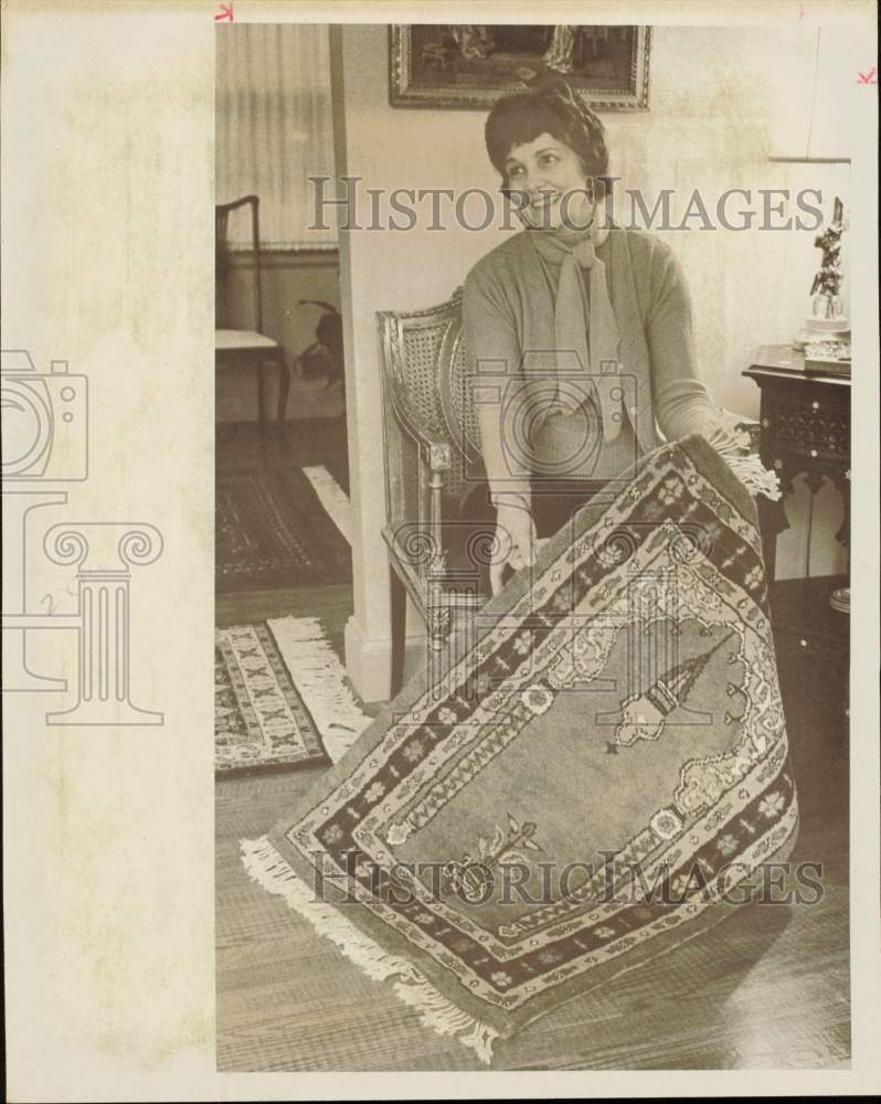 1976 Press Photo Jewel Viviano with her antique oriental prayer rug - lrb18787- Historic Images