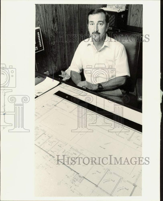 1986 Press Photo Ted Dellinger with plans for new office in Monroe - lrb19740- Historic Images