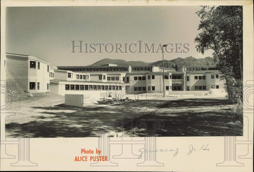 1984 Press Photo Street view of Gruening Junior High, Alaska - lrb19967- Historic Images