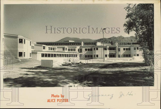 1984 Press Photo Street view of Gruening Junior High, Alaska - lrb19967- Historic Images