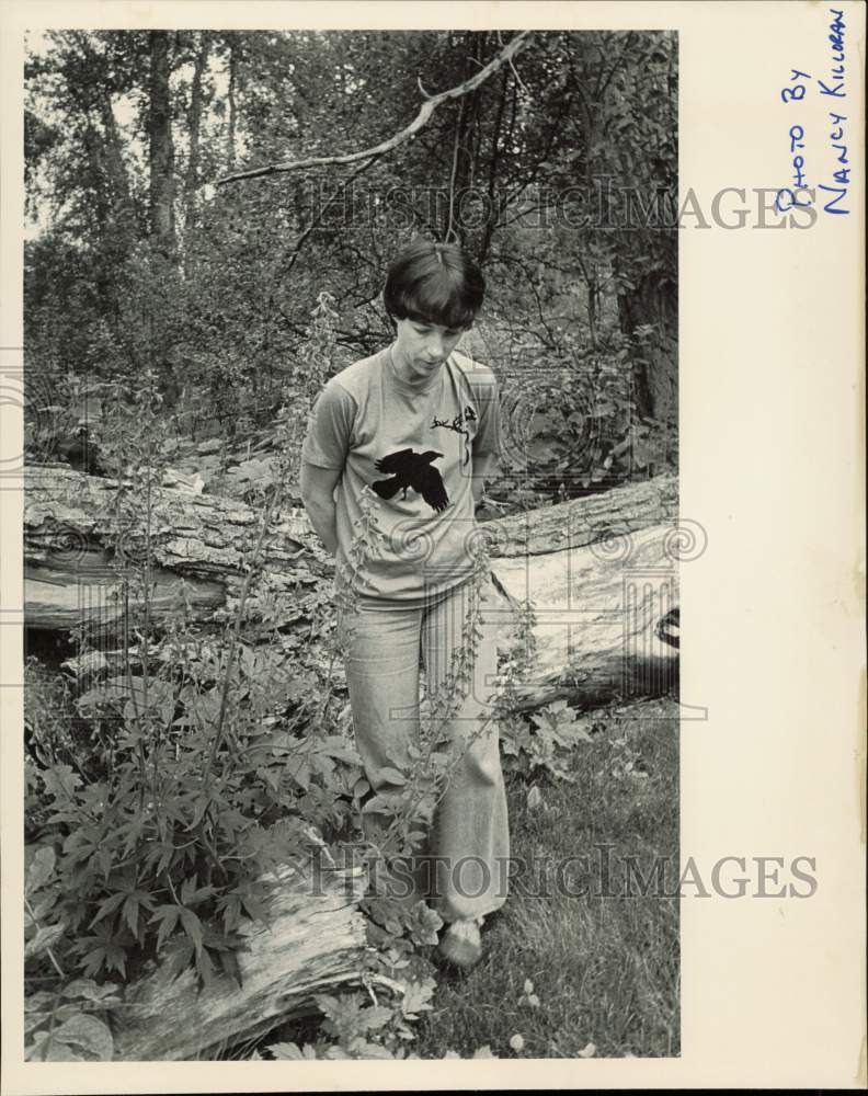 1985 Press Photo Sally Laird Beside Fallen Tree During Her Walk near Anchorage- Historic Images