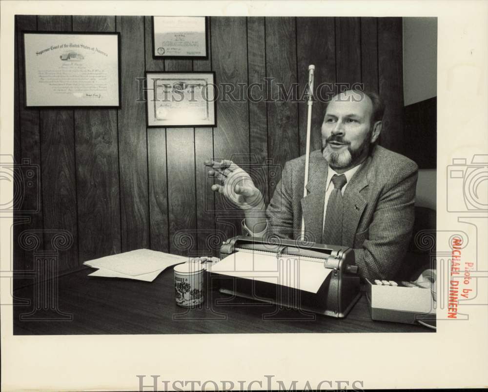 1985 Press Photo Jim Omvig in His Anchorage Office - lrb20545- Historic Images