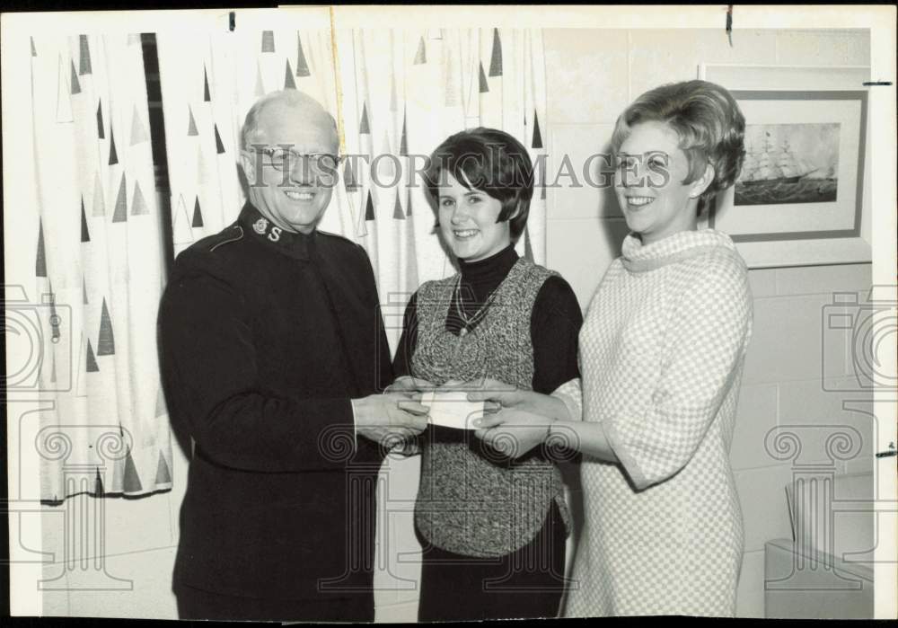 1968 Press Photo Colonel David Moulton, Juli Maisch, Carolyn Starkey with Paper- Historic Images