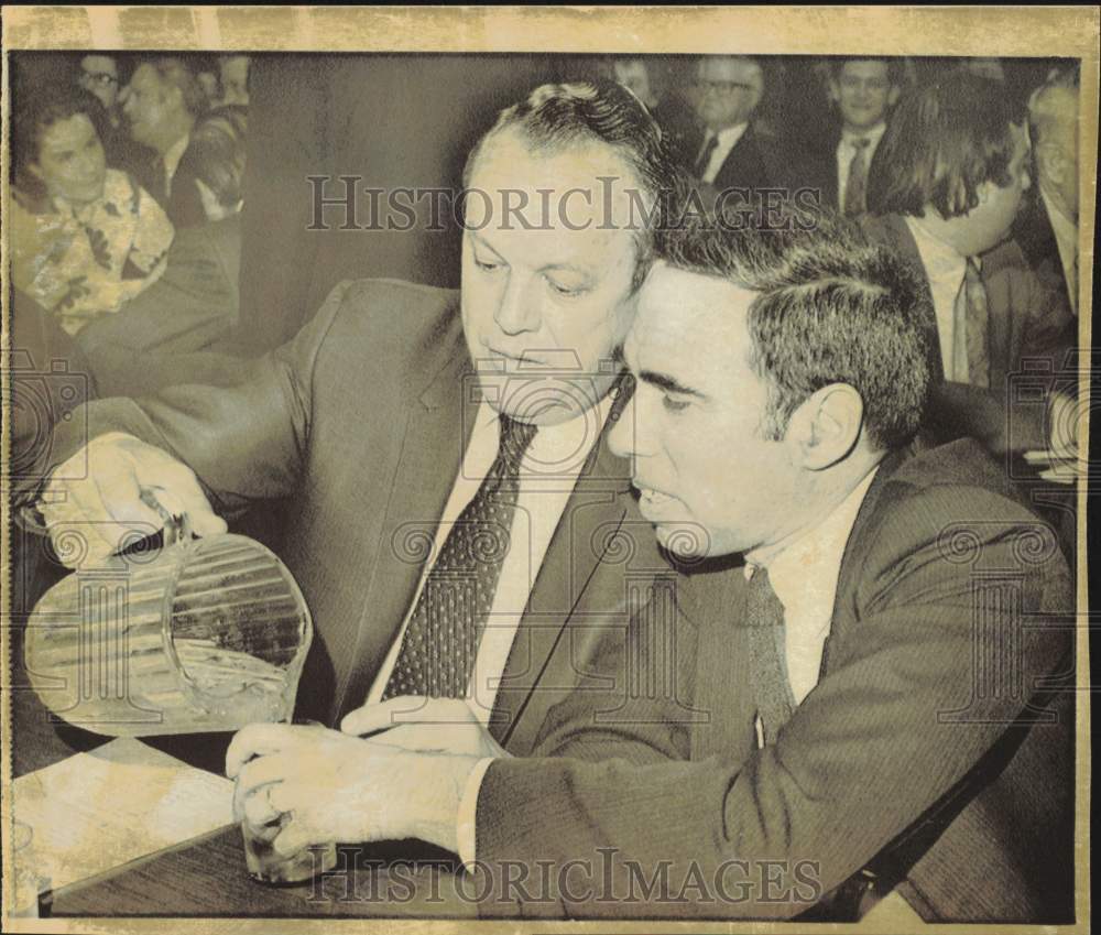 1972 Press Photo Attorney General Kleindienst Pours Water for Felix Rohatyn- Historic Images