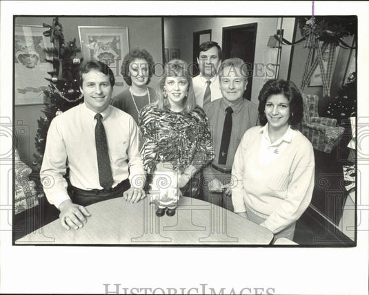 1986 Press Photo Vice President Deborah Stuck & Marshall Air Systems employees- Historic Images