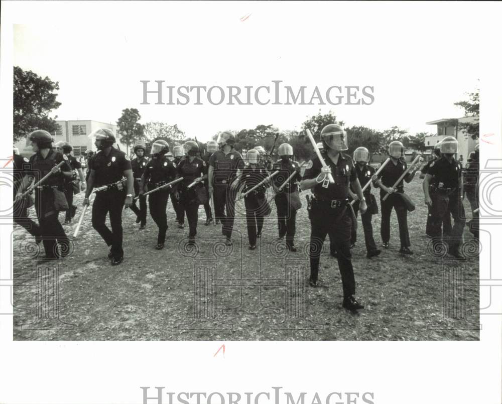 1984 Press Photo Police practice a riot demonstration in Miami, Florida- Historic Images