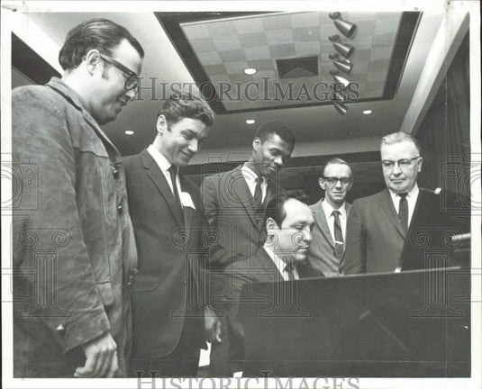 1939 Press Photo New American Citizens around the piano at Y.M.C.A. in Kansas- Historic Images