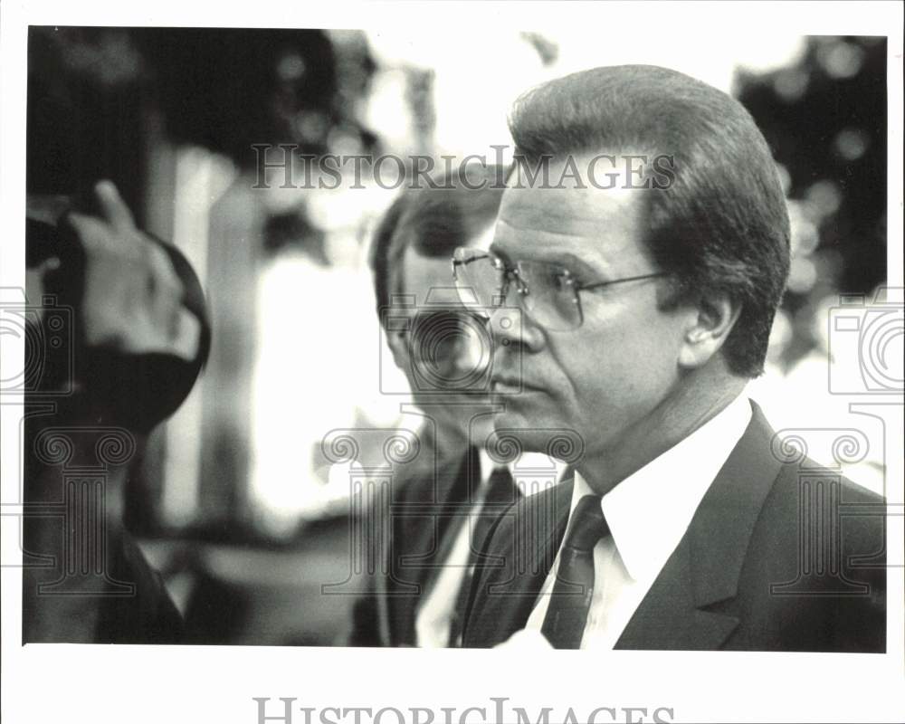 1987 Press Photo Reporters interview Evangelist John Wesley Fletcher - lrb22105- Historic Images