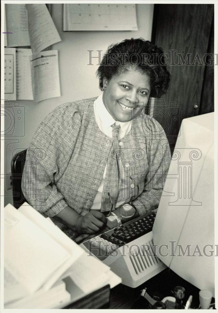 1985 Press Photo Lillian Mayer works in her office - lrb22952- Historic Images