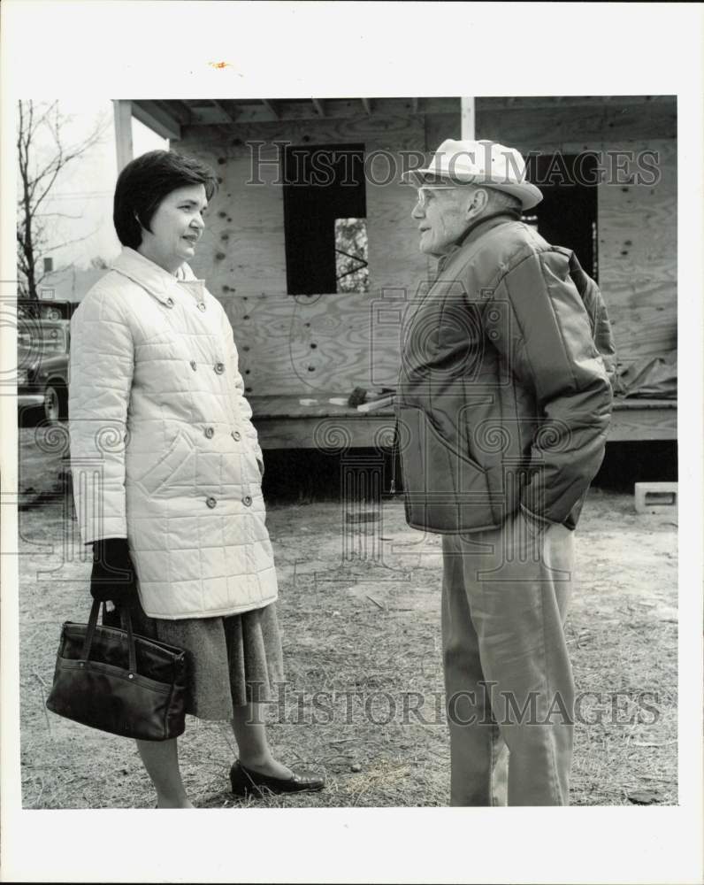 1979 Press Photo Patsy Oliver chats with Richard Lloyd of Kershaw County- Historic Images