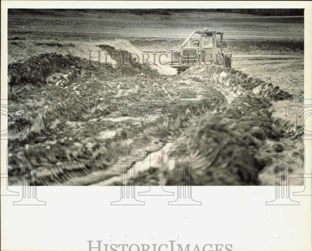 1978 Press Photo Equipment works on drain lines at Charlotte Douglas Airport- Historic Images