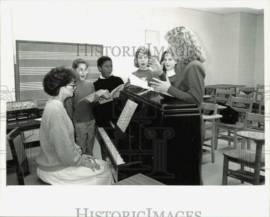 1988 Press Photo Charlotte Children's Choir members, director during rehearsal- Historic Images