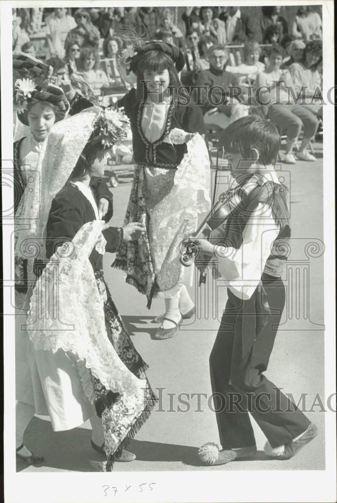 1986 Press Photo Fiddler Theodore Primis leads dancers during Greek Festival- Historic Images