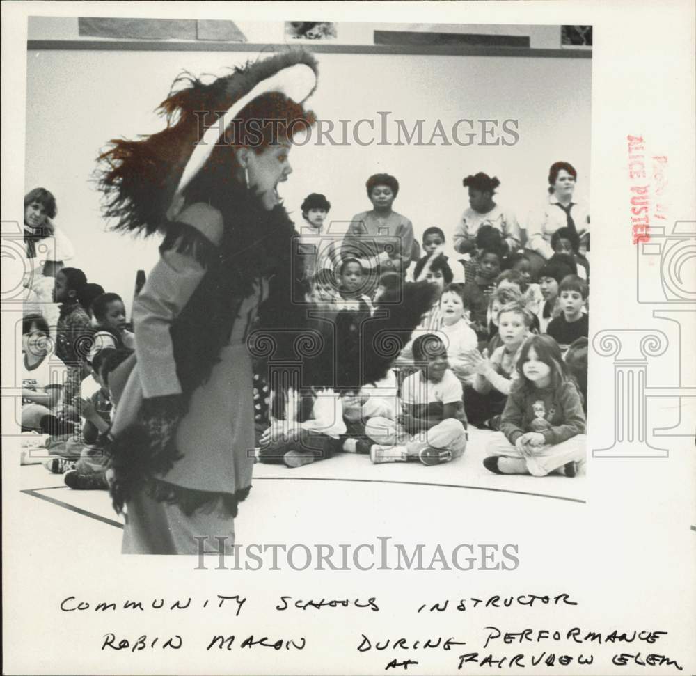 1987 Press Photo Robin Macon during a performance at Fairview Elementary- Historic Images