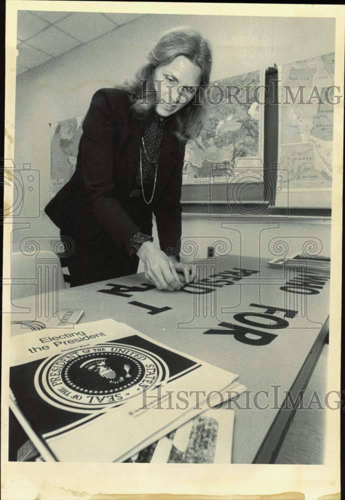 1988 Press Photo Rosie Tenge working on a presidential election poster- Historic Images