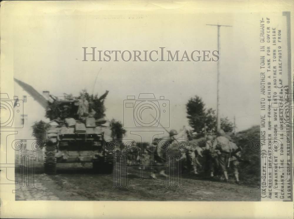 1944 Press Photo U.S. troops run from behind a tank to an embankment, Germany- Historic Images