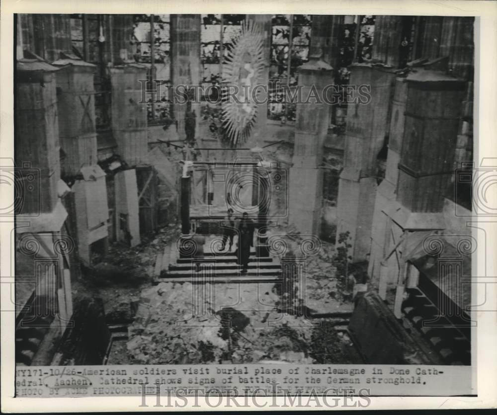 Press Photo American soldiers visit burial place of Charlemagne in Aachen - Historic Images