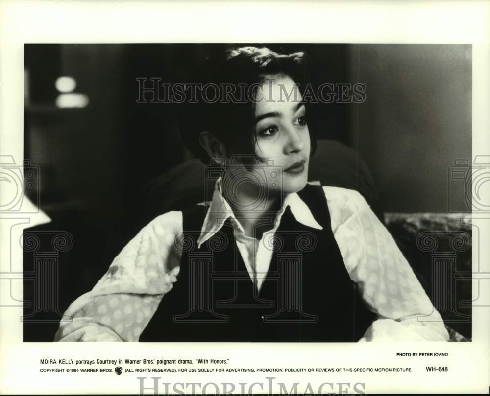 1994 Young actress Moira Kelly stars in the drama "With Honors" - Historic Images