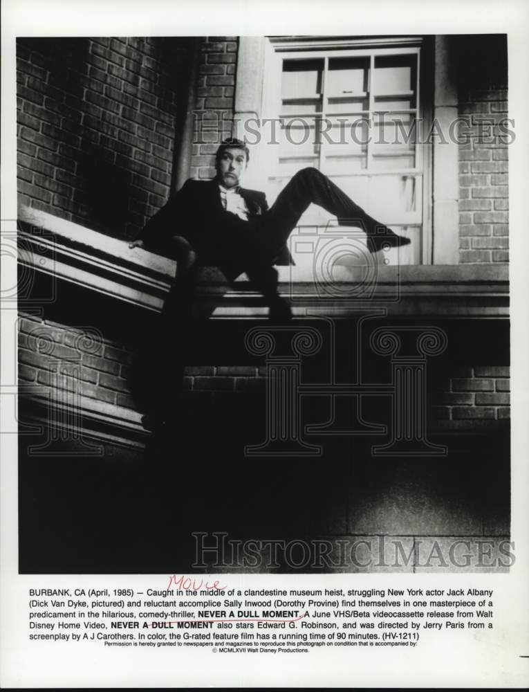 1967 Press Photo Dick Van Dyke in a scene from &quot;Never a Dull Moment.&quot; - Historic Images