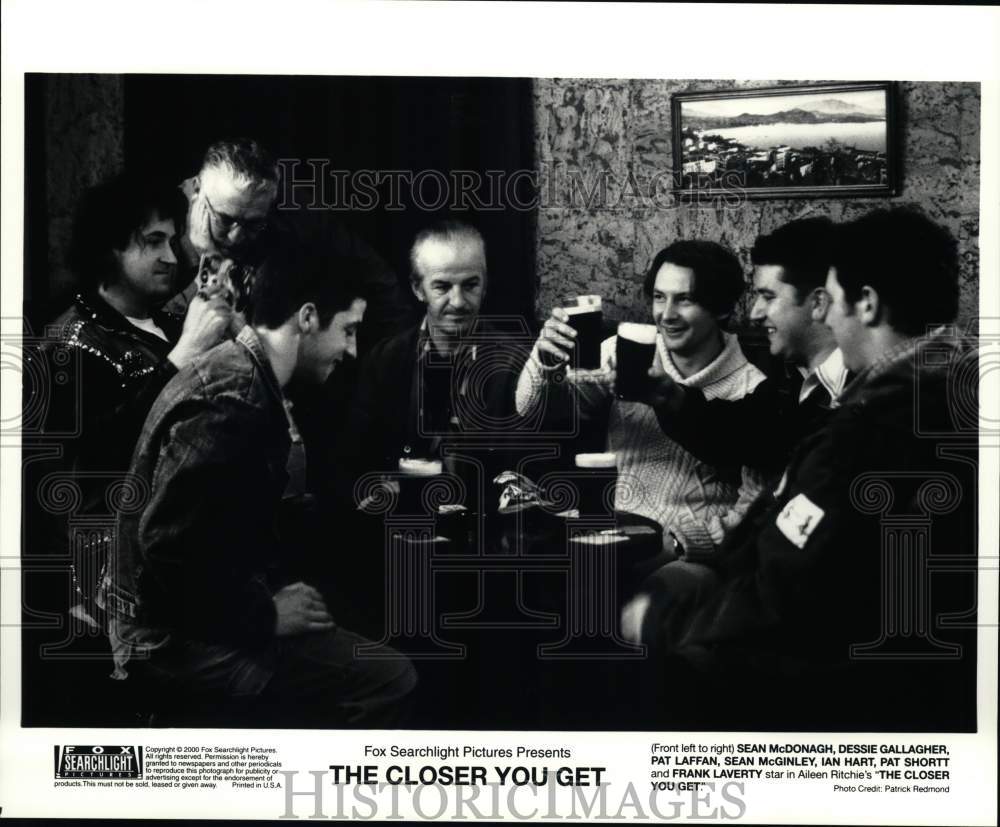 2000 Press Photo Sean McDonagh and co stars in &quot;The Closer You Get&quot; - lrp41445 - Historic Images