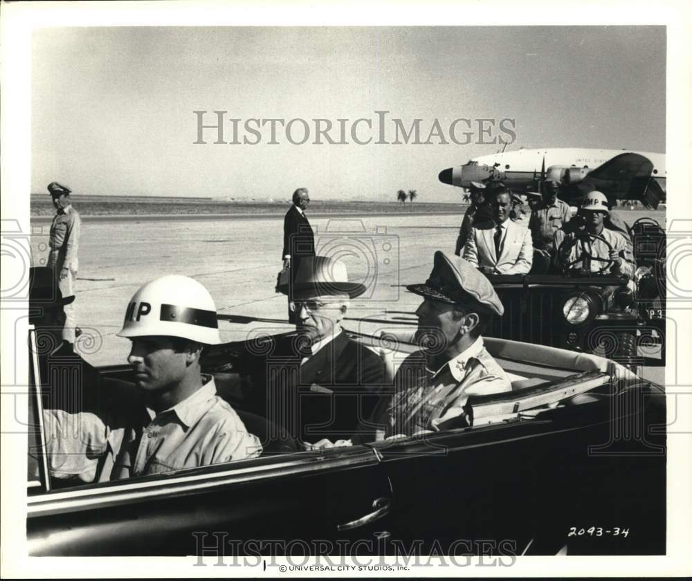 1977 Press Photo Ed Flanders and Gregory Peck star in &quot;MacArthur&quot; - lrp46364- Historic Images