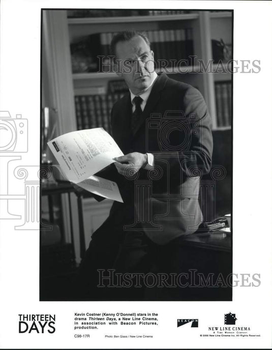 2000 Press Photo Kevin Costner stars in a scene from the film "Thirteen Days" - Historic Images