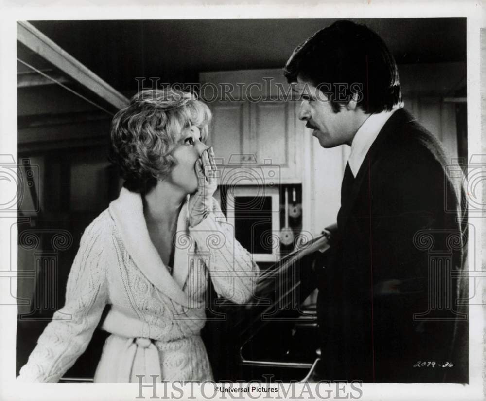 1976 Press Photo Barbara Harris and William Devane stars in &quot;Family Plot&quot; - Historic Images