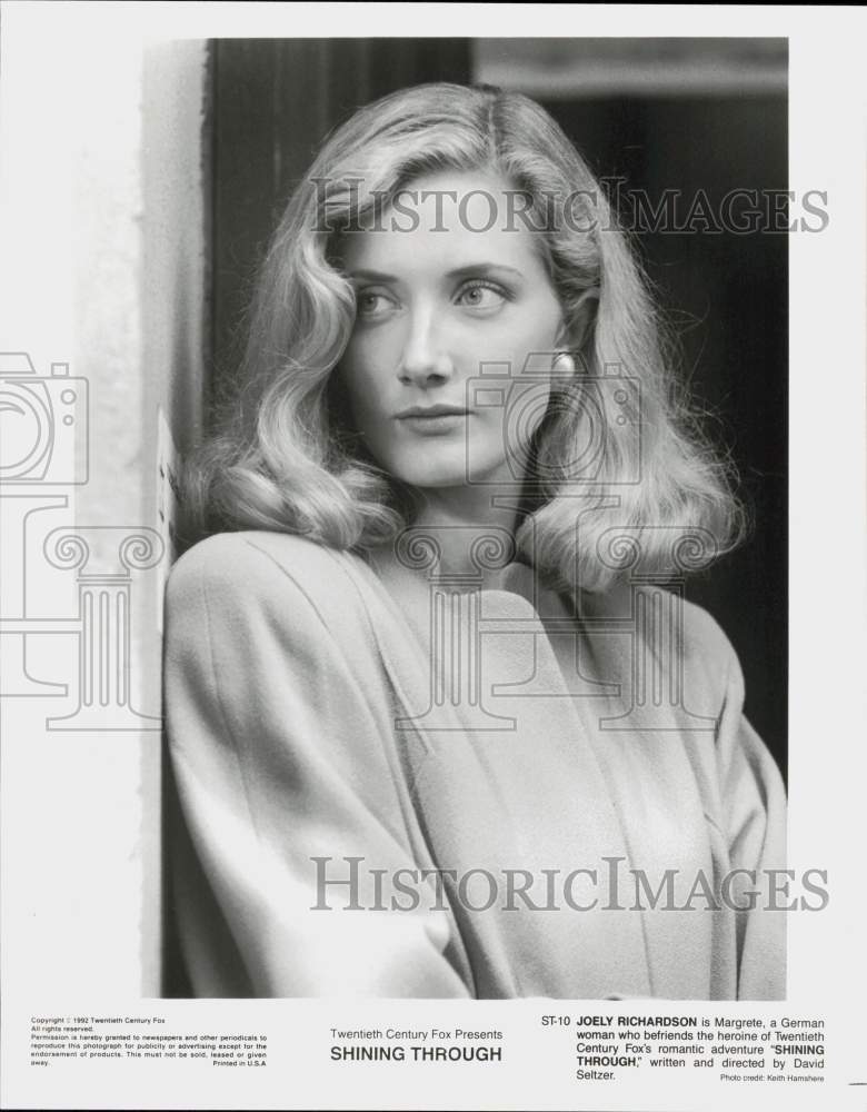 1992 Press Photo Actress Joely Richardson in &quot;Shining Through&quot; - lrp95876- Historic Images