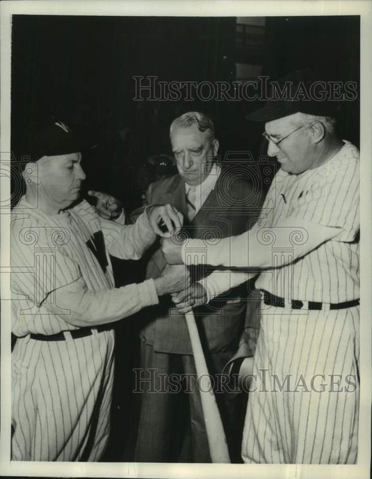 1952 Press Photo- D.C.-- The Democrats & Republicans Go to Bat With Each Other - Historic Images