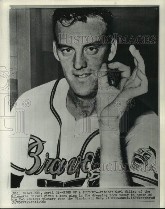 1960 Press Photo Milwaukee Braves' Carl Willey gives zero sign after shutout - Historic Images