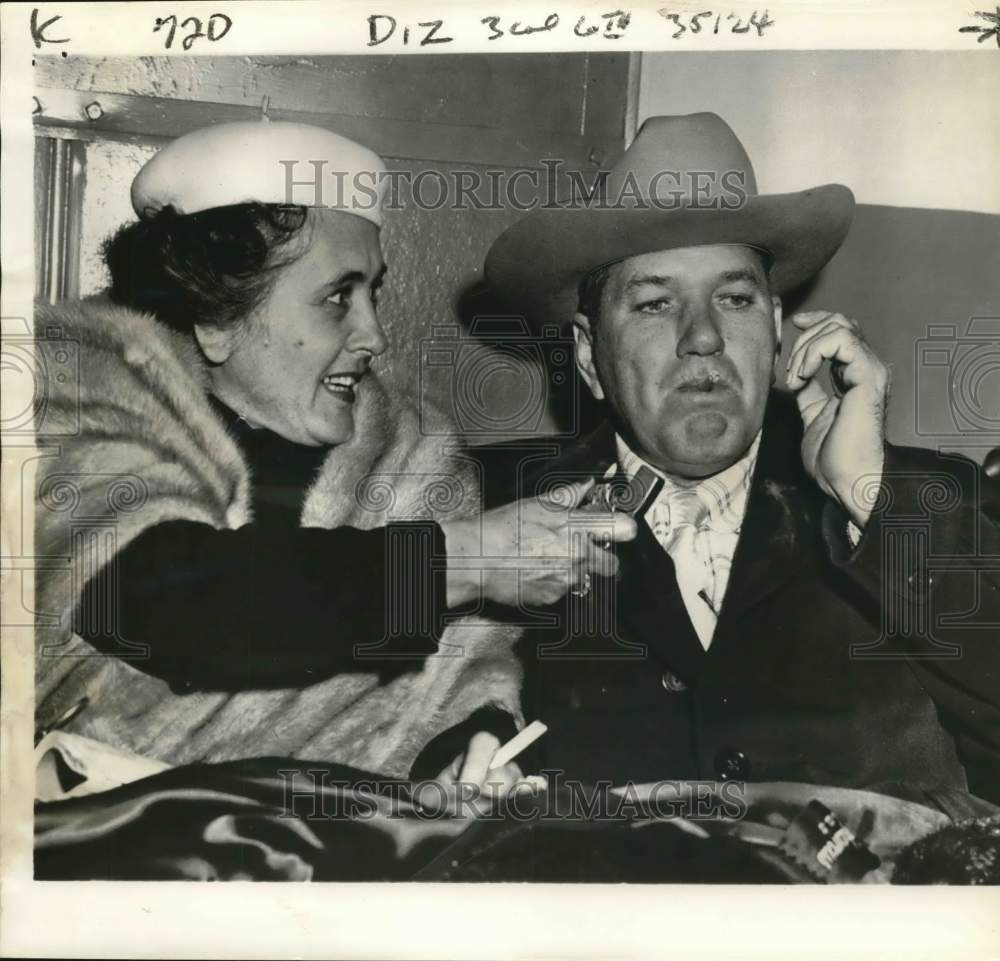 1953 Press Photo Mrs Dizzy Dean Lights Dizzy Dean&#39;s Cigaret In San Francisco - Historic Images