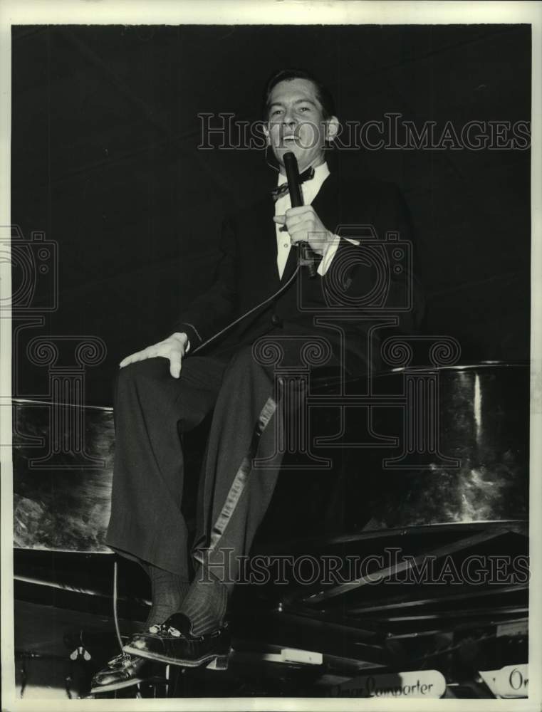 1958 American singer Johnnie Ray performing in Berlin - Historic Images