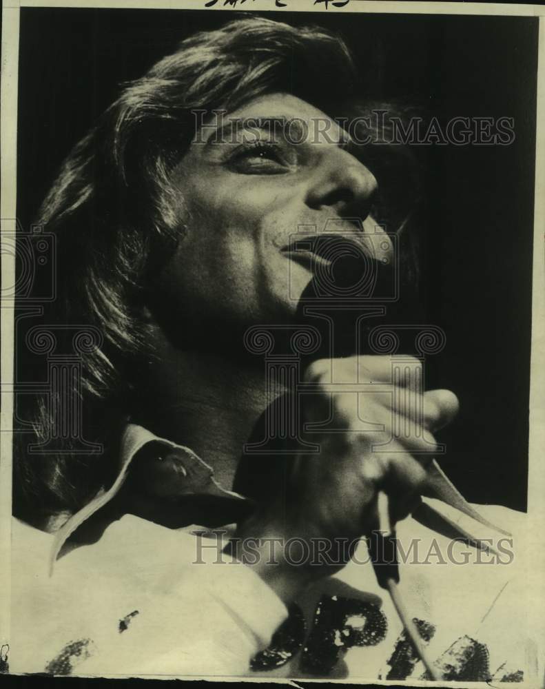 1975 Barry Manilow crooning on stage while the audience sings along - Historic Images