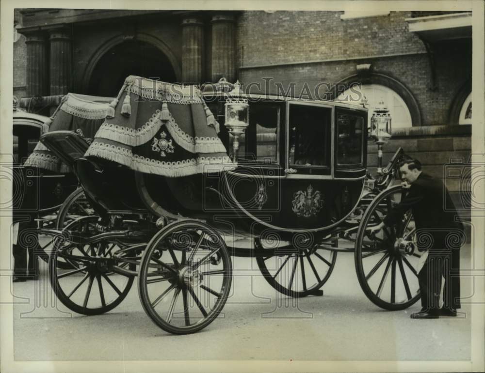 1960 Princess Margaret to Ride in Glass Coach on Wedding Day May 6th - Historic Images