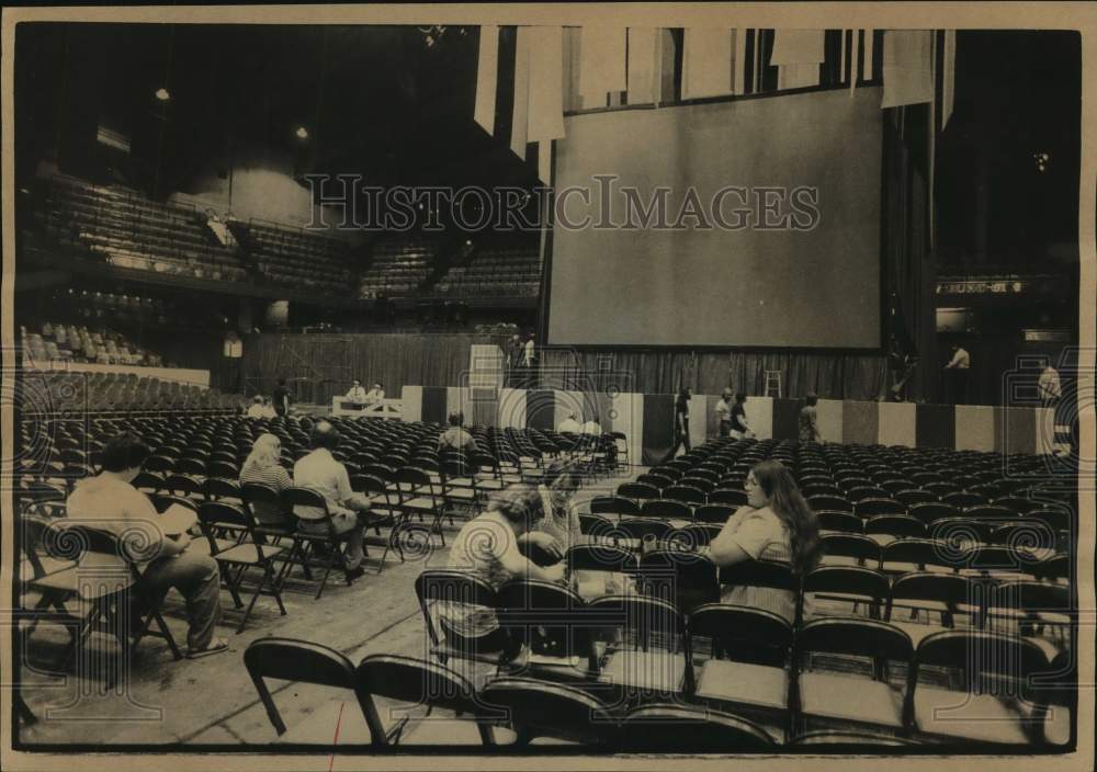 1976 Early Arrivals as "Sight & Sound Spectacular" Wait for Show - Historic Images