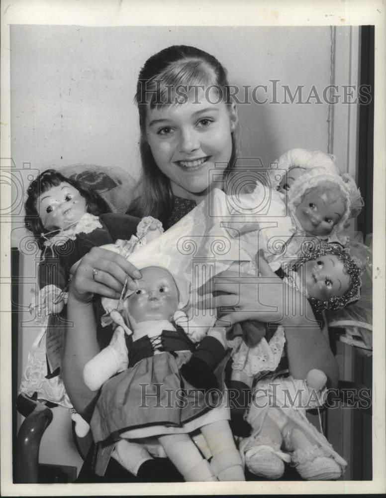 1958 Actress Carol Lynley Sends Dolls for Needy Children Abroad - Historic Images