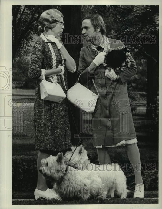 1976 Vicki Lawrence and Kelly Monteith in "The Kelly Monteith Show" - Historic Images
